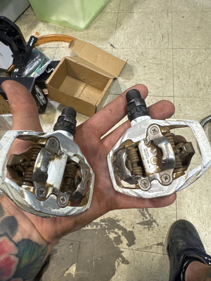 Shimano m530 clipless pedals white